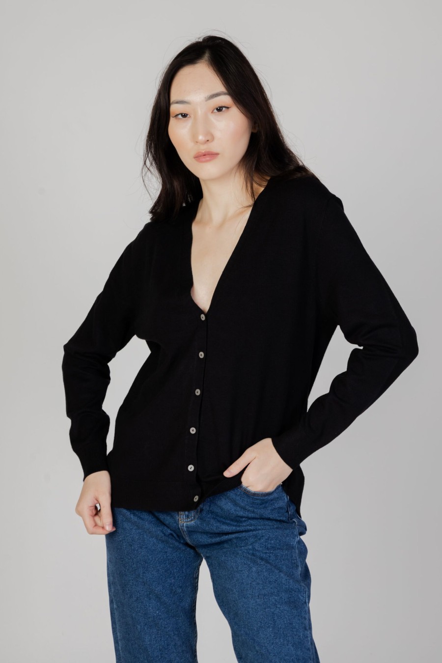 Donna Street One | Cardigan Street One Ltd Qr V-Neck Nero